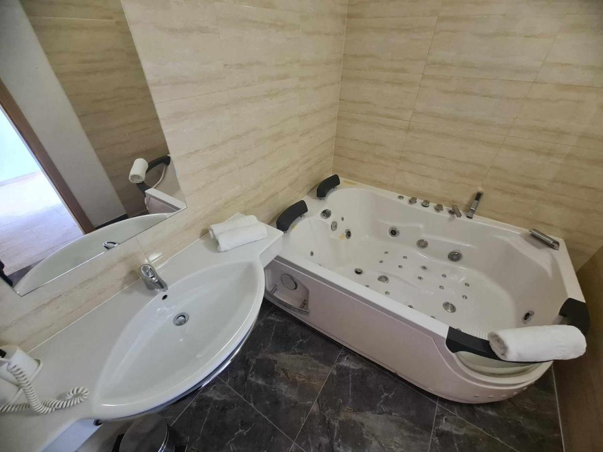 Hotel Lohovo Bihać エクステリア 写真